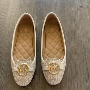 Michael Kors Vanilla flats Lillie Logo Moccasin

Style# 40R9LIFP3B